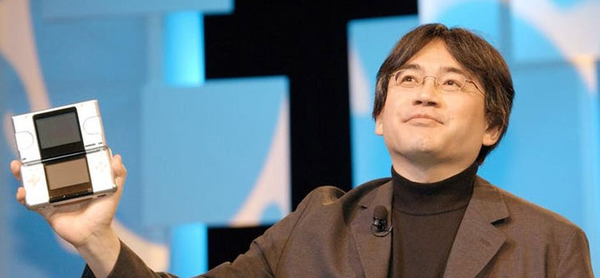 Satoru Iwata holds the Nintendo DS at E3 2004